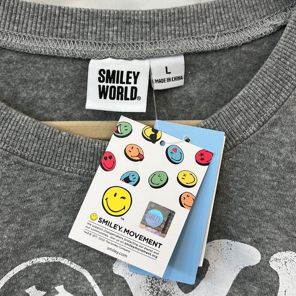 Women's SmileyWorld Love Above All Graphic Sweatshirt Gray L Smiley Company NWT - Picture 10 of 13